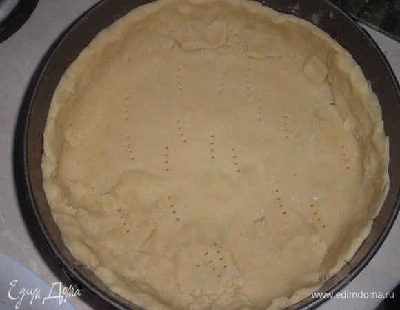 Достаем тесто из холодильника, раскатываем и выкладываем в форму(диам.24 см), формируем бортики.