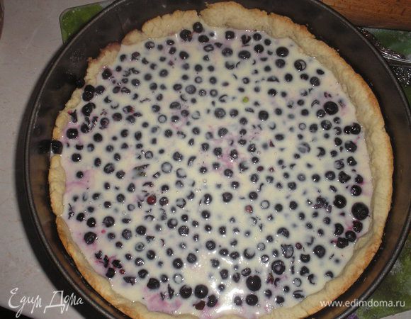 Заливаем сметанно-яичной смесью и выпекаем при темп.200 гр 20 минут. Полностью охлаждаем пирог. 