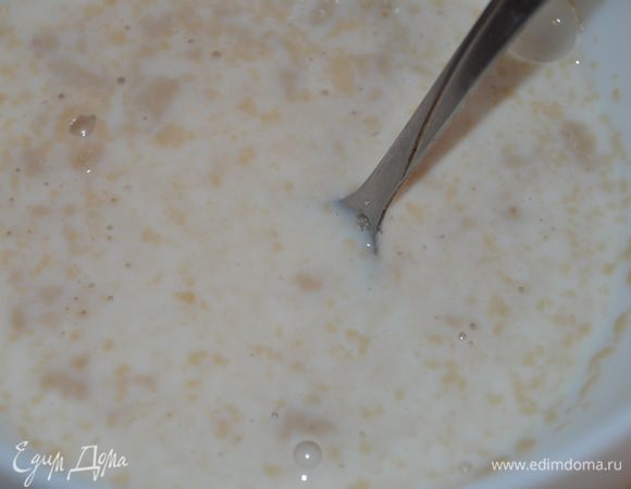 Немного подогреть 70 мл молока, добавить к нему дрожжи и 1 ст. л. сахара. Перемешать и оставить на 15 минут, чтобы дрожжи «заработали».