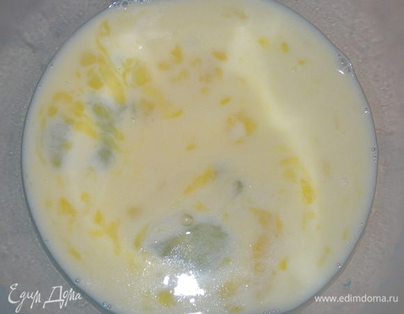 Вторые 70 мл молока так же подогреть (уже посильнее), добавить вторую ложку сахара, 30 г сливочного масла и 1 яйцо. Перемешать.