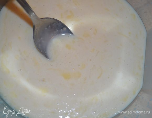 Смешать дрожжевую и масляно-яичную смеси.