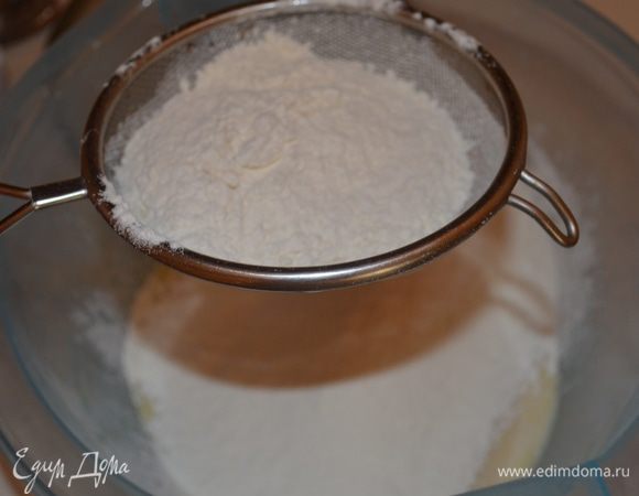 Всыпать просеянную муку с солью и замесить тесто.