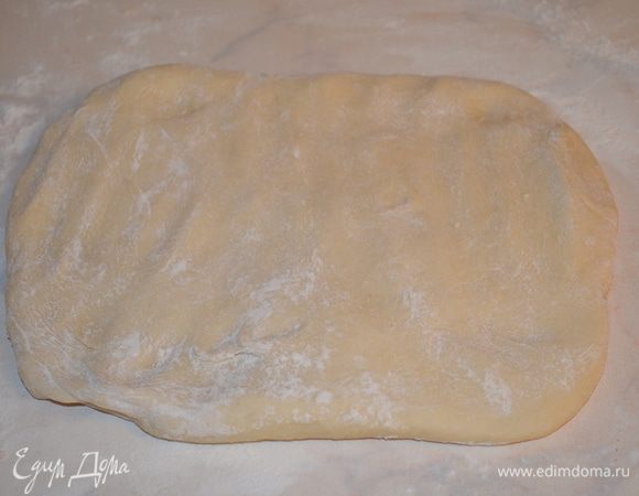 Тесто должно увеличиться в 2 раза. Обмять его и переложить на стол, припыленный мукой.