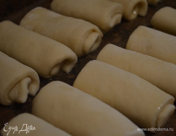 Уложить все рулетики на противень, застеленный бумагой для выпечки и смазанный маслом (у меня коврик для выпечки). Оставить так еще на 30 минут.