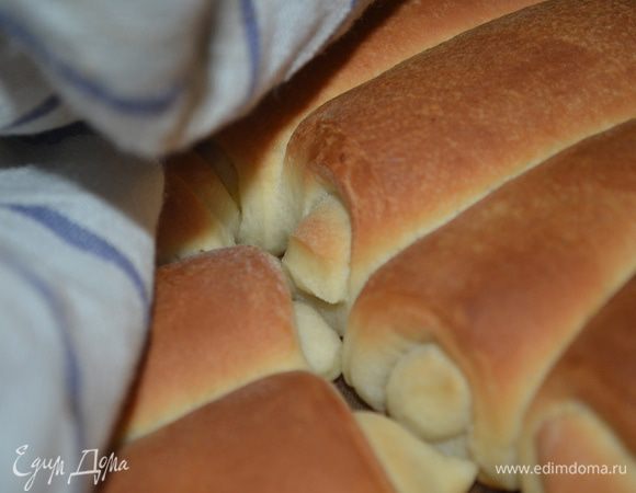 Готовые булочки накрыть полотенцем и оставить остужаться под ним — так они долше будут мягкими.