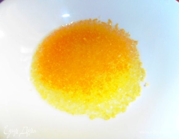 Первым делом замачиваем желатин водой комнатной температуры. Состав и приготовление похожи на десерт из рецепта(http://www.edimdoma.ru/retsepty/43504-klubnika-na-tvorozhke-dlya-natahan), но только там желе получается нежное и ягоды слегка утопали в нём,а здесь нам нужно более твёрдое желе, чтобы кусочек держал форму!