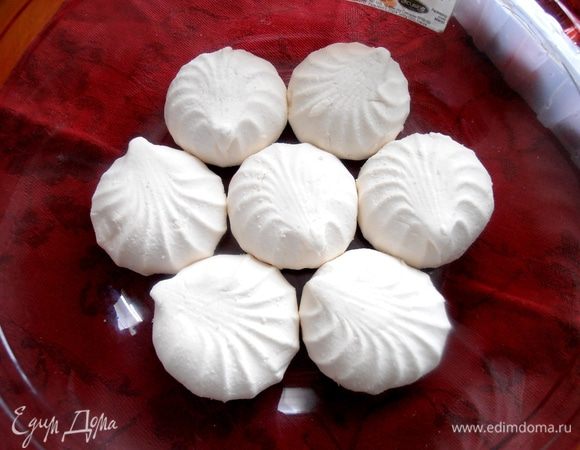 Берём стеклянную форму (у меня посуда для СВЧ), можно прозрачный салатник и раскладываем половинки зефиринок на дно.