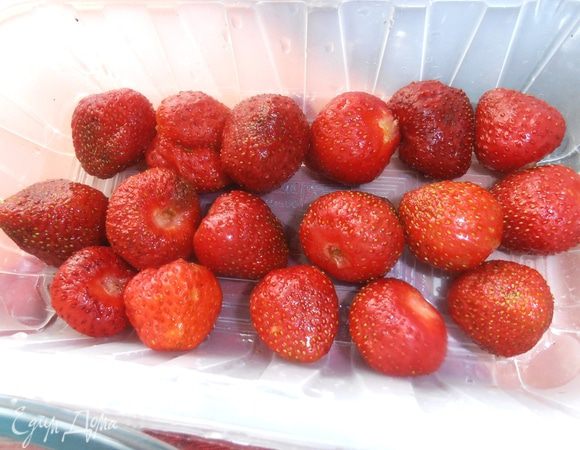 Промываем и даём стечь нашей клубнике. Самые крупные ягоды пойдут по краям для красоты!