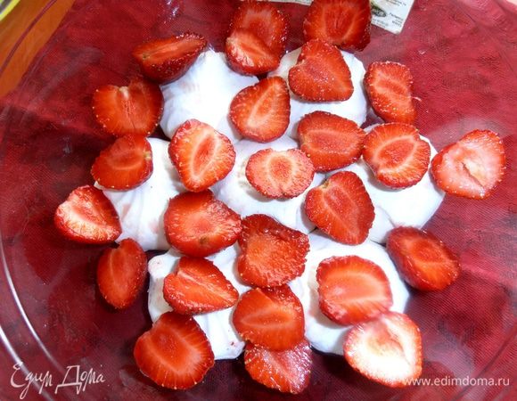 Обязательно разрезаем каждую ягоду вдоль острым ножом.