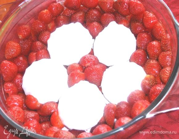 Продолжаем заполнять ягодой. Это можно доверить и детям )