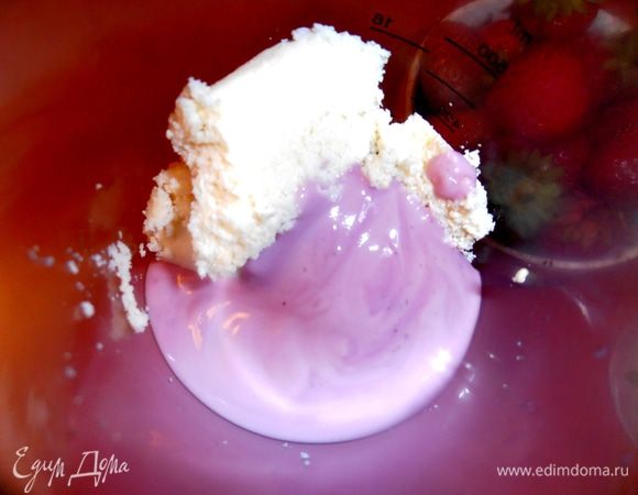 Соединяем их в чаше для блендера.