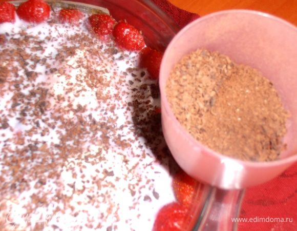 Украшаем шоколадной крошкой.Я заранее плитку шоколада натираю на тёрке и храню в баночке - хватает на несколько десертов!