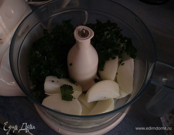 Лук,петрушку,кинзу отправляем в кух.комбайн
