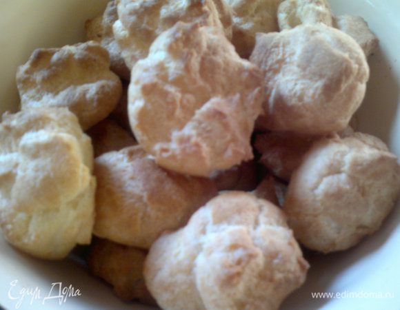  стакан воды и масло довести до кипения. Добавить соль перемешать. Засыпать 250 г муки. Все тщательно перемешать и добавить по одному 4 яйца. 