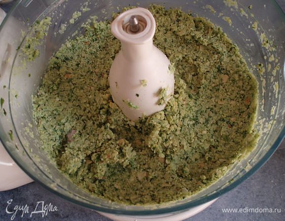 добавляем к измельченной зелени с луком немного нута и измельчаем,лучше поэтапно измельчать и масса получится однородная
