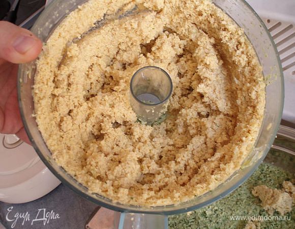 Затем полученную массу выкладываем в чашку.измельчаем очередную партию нута,и так до конца пока не измельчите весь нут.добавляем размягченную булочку или хлеб в конце.