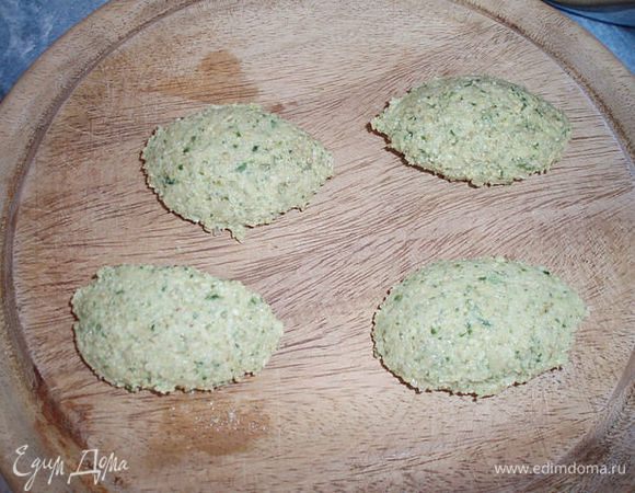 Можно между двумя большими ложками формовать,типа клецок