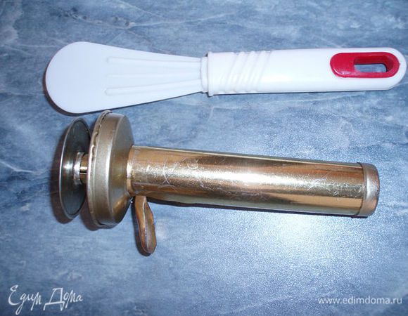 В арабских странах есть различные приспособления для формовки фаляфеля,вот одно из них