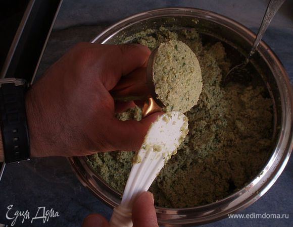 А вот так при помощи такой штучки формуют фаляфель