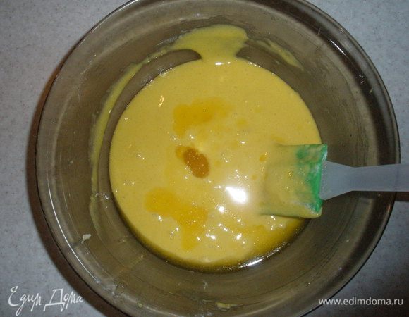  Аккуратно влить в тесто растопленное масло и перемешать. Сразу переложить тесто в форму и выпекать на средней высоте 15 мин. Вынуть, дать остыть.