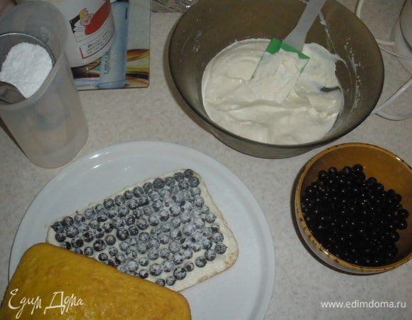  Когда корж остыл разрезаем на 2 коржика. Сливки взбиваем с 1 ч.л. сахарной пудры. На нижний корж слой сливок и сверху смородину, затем все посипаем половиной оставшейся пудры. Сверху оставшийся корж и обмазываем оставшимися сливками, украшаем смородиной. Посыпаем остальной пудрой. Приятного аппетита. 