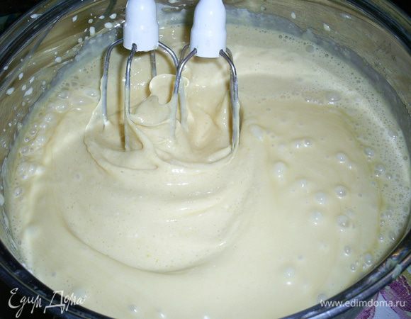 Яйца взбить с сахаром до густой белой массы.