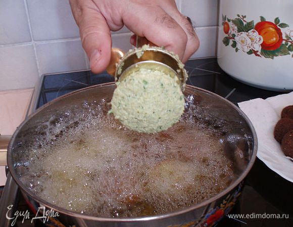 Приступаем к жарке .В кипящее раст.масло погружаем фаляфель.