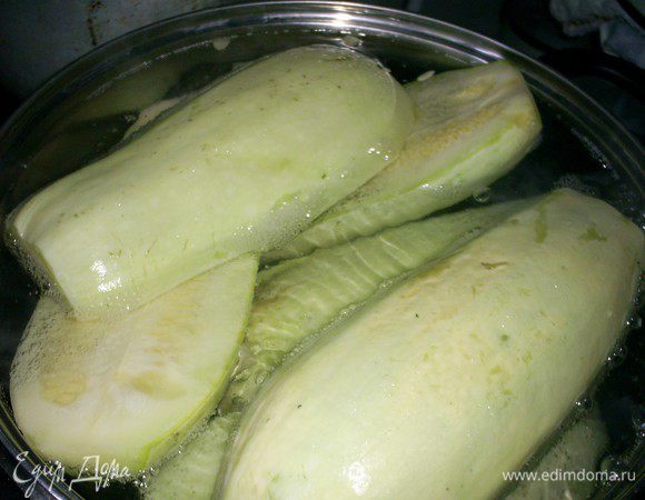 Кабачки помыть, удалить все лишнее, разрезать на половинки. Отварить их 5 минут в кипящей подсоленной воде.
