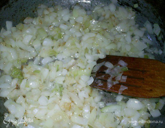 Лук мелко режем и обжариваем на растительном масле до полуготовности.