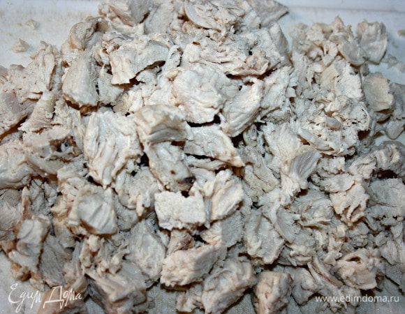 Отварить куриное мясо (20мин), порезать кубиками.