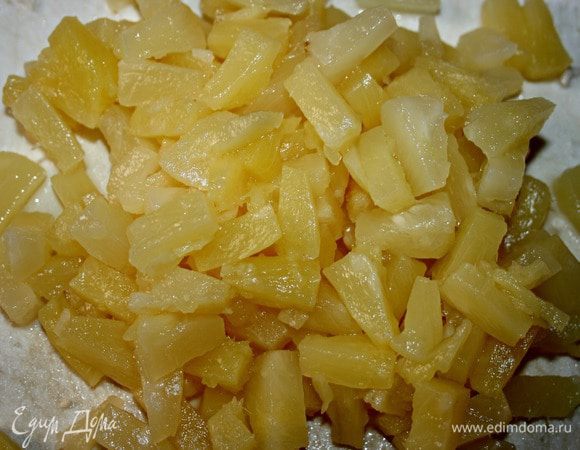 Кубиками порезать ананасы, но я покупала уже нарезанные.
