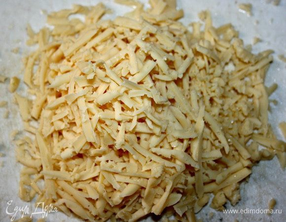 На крупной терке потереть сыр (у меня был "российский")