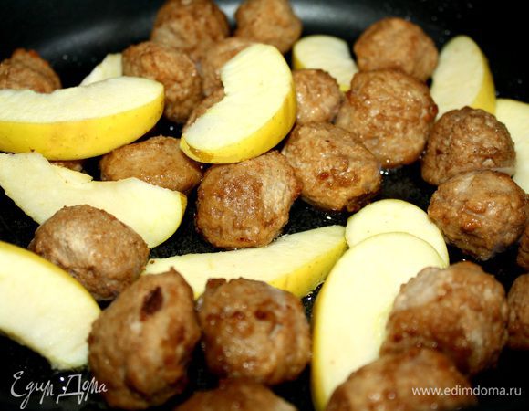 В фарш добавить измельчённые половину луковицы и чеснок.Хорошо вымесить и отбить фарш.Сформовать небольшие,с грецкий орех,тефтельки.Обжарить их на растительном масле.Добавить нарезанную дольками айву. 