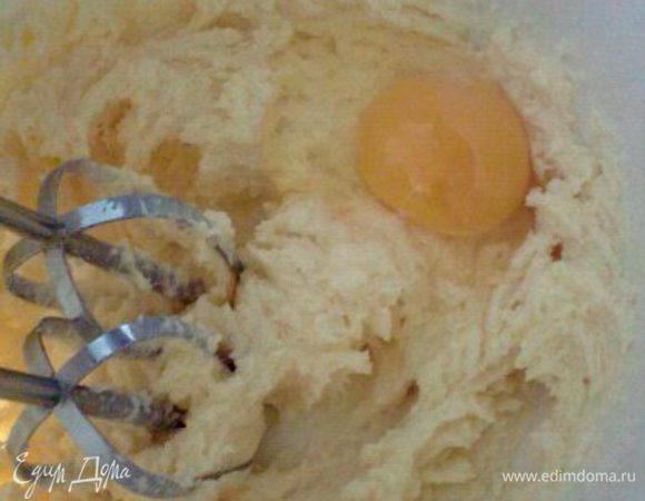 Вбить по одному яйцу.