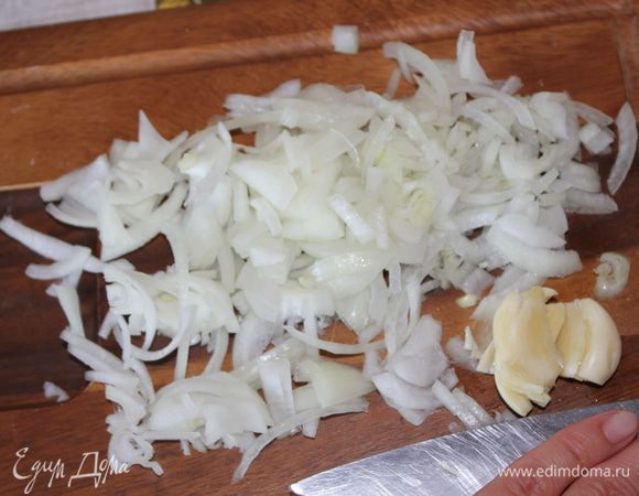 Луковицу почистить, мелко порезать. Чеснок раздавить ножом и мелко порубить. 