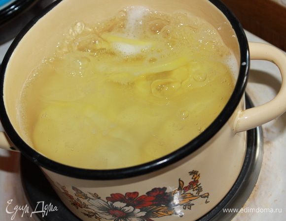 Кипящую воду подсолить, добавить ломтики картофеля и варить практически до готовности. У меня молодой картофель сварился очень быстро, минут через 12-15. Воду слить. 