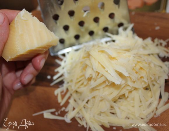 Сыр натереть на крупной терке. 