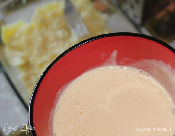 Для заправки (или соуса) нам понадобиться 1 яйцо, сметана (лучше жирная) и майонез. Яйцо взбить венчиком, добавить сметану и майонез. 