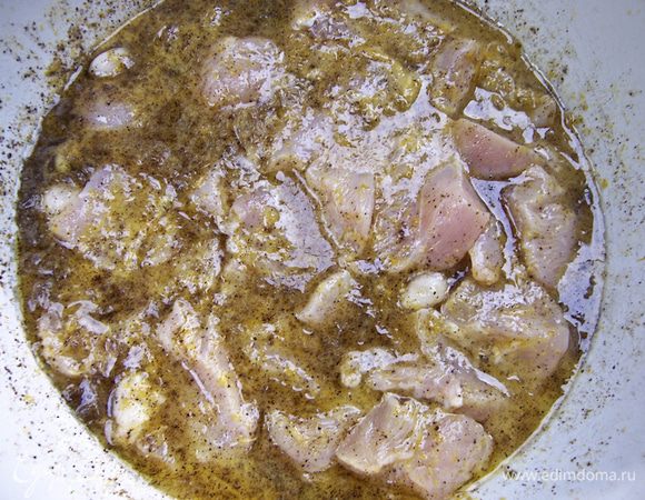 Натереть на терке цедру 2 апельсинов, выжать из них сок. Добавить масло, уксус, мед, соль, перец, зубчики чеснока. Мясо нарезать на порционные кусочки и мариновать 2-3 часа. 