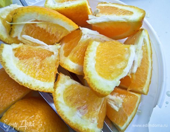 Оставшийся апельсин разрезать на дольки и каждую еще пополам. 