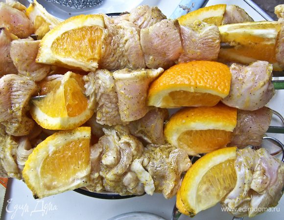 Нанизать мясо на шампуры, чередуя с апельсинами. 