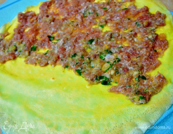 На готовый блин намазать тонким слоем фарш,примерно на 3/4 блина,оставив 1/4 пустой.