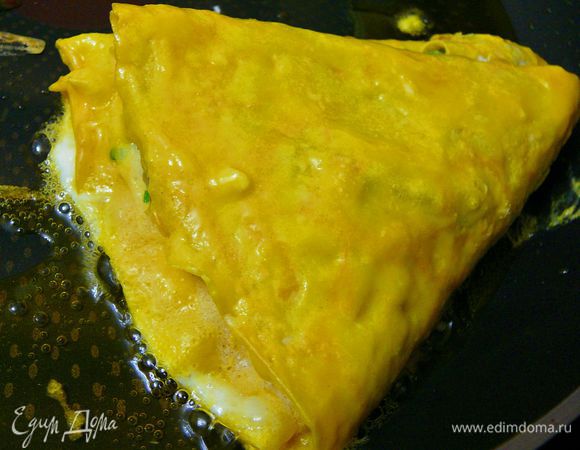 На сковороде разогреваем растительное или сливочное(кому как нравится)масло.Бендерчик можно обжарить просто так по 5 минут с каждой стороны,затем накрыть крышкой убавить огонь и прожарить еще парочку минут под крышкой.А можно обвалять в муку,затем взбитом с солью и перчиком яйце и обжарить так же.