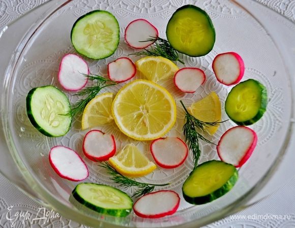 Делаем чашу:
Огурец,редиску,лимон нарезать кружками.Дно и стенки большой чашки выложить кружки огурца,редиса,дольки лимона,веточки зелени.