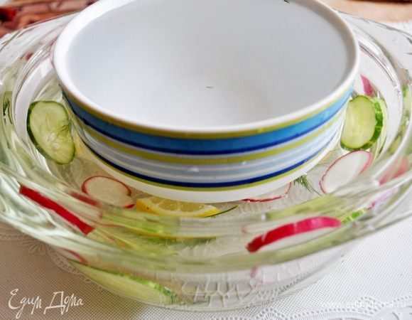 Поставить в большую чашу с овощами маленькую и залить воду между чашами.На дно меньшей чаши положить грузик (я поставла пиалу с водой).Поставить в морозилку часов на 5-6