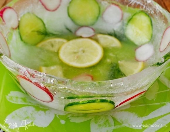 Если будут проблемы с выниманием,то опустить пиалу в горячую воду на несколько секунд и она легко снимется.На холодную плоскую тарелку поставить ледяную чашу,и заполнить холодной окрошкой.Вот такая получается красота!