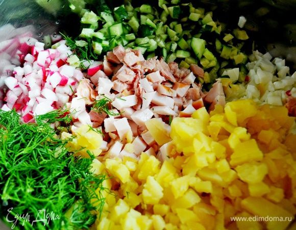 Теперь приготовим окрошку.
Картофель и яйца отварить,остудить,очистить,белки оделить от желтков.Огурцы,редис вымыть,вытереть на сухо,отрезать кончики,картофель.огурцы,редис и белки яиц мелко нарезать,сложить в кастрюлю.Так же мелко нарезать карбонад,копчёное мясо курицы и ветчину,сложить в кастрюлю к овощам.Укроп и лук мелко нашинковать.