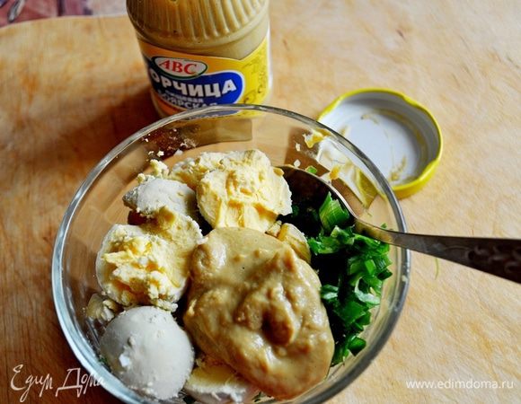 Жеток растереть с горчицей,добавить половину мелко нарезанного лука,посолить,перемешать.