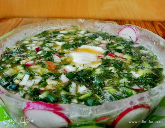 В "ледяные" чаши положить овощи с мясом,залить квасом(или кефиром)заправить по вкусу сметаной.