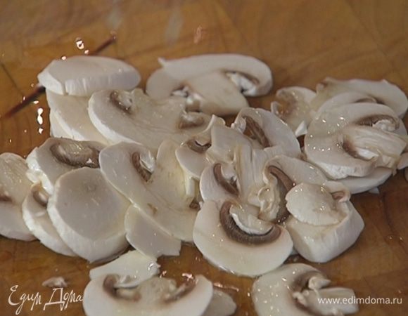 Шампиньоны тонко порезать и обжаривать 3 минуты, добавив в сковороду оставшееся масло.